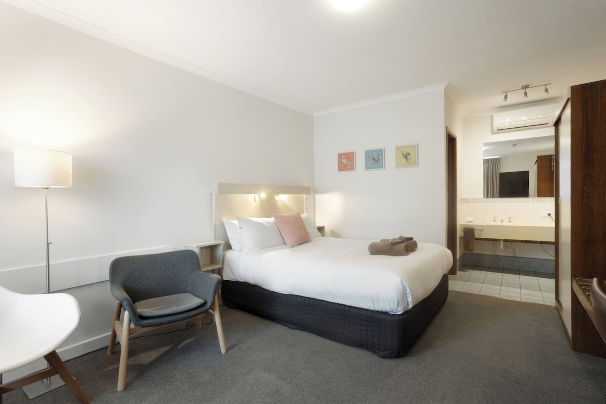 Habitación doble, 1 cama de matrimonio | Ropa de cama de alta calidad, escritorio, sistema de insonorización