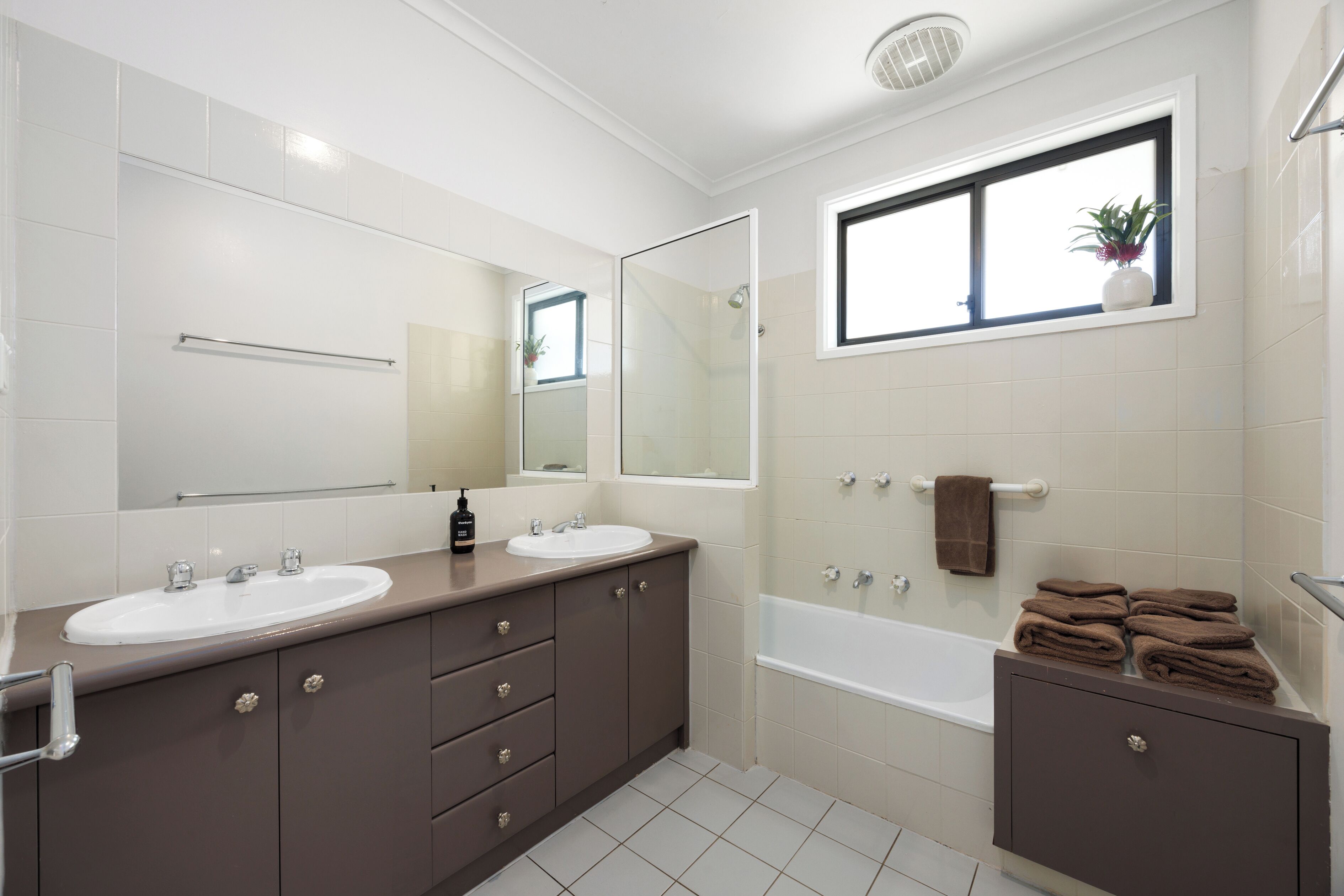 Apartamento | Baño | Ducha, artículos de higiene personal gratuitos y secador de pelo