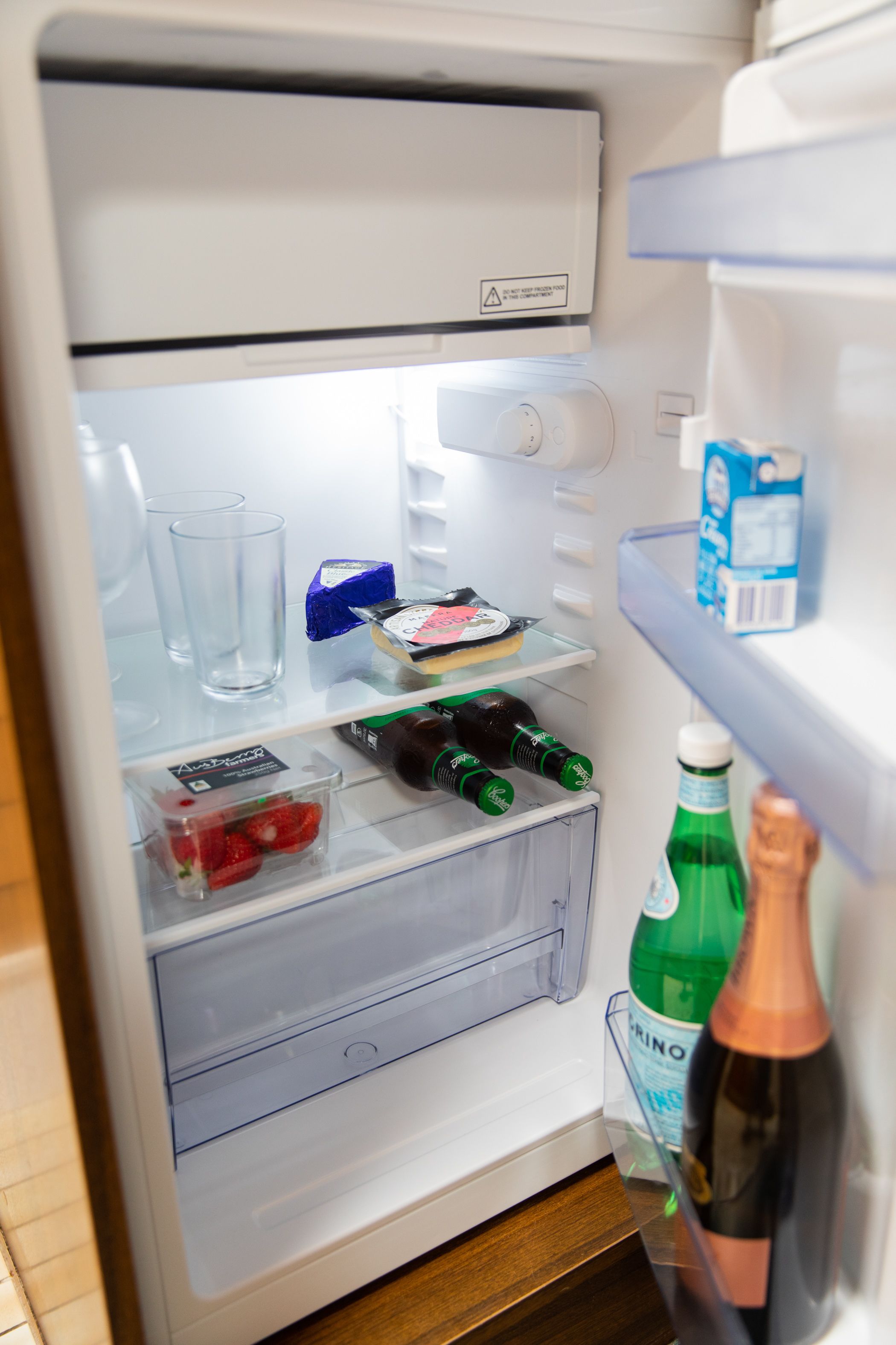 Un refrigerador con diversos alimentos y bebidas.