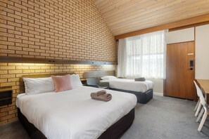 Twin Room | Premium bedding, desk, soundproofing, iron/ironing board - Maffra Motor Inn (Maffra)