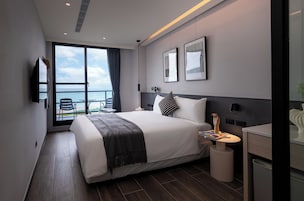 Blackout drapes, free WiFi, bed sheets