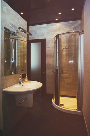 Comfort-Doppel- oder -Zweibettzimmer | Badezimmer