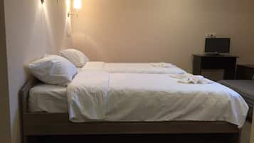 Ylelliset vuodevaatteet, työpöytä, äänieristys, silitysrauta/-lauta