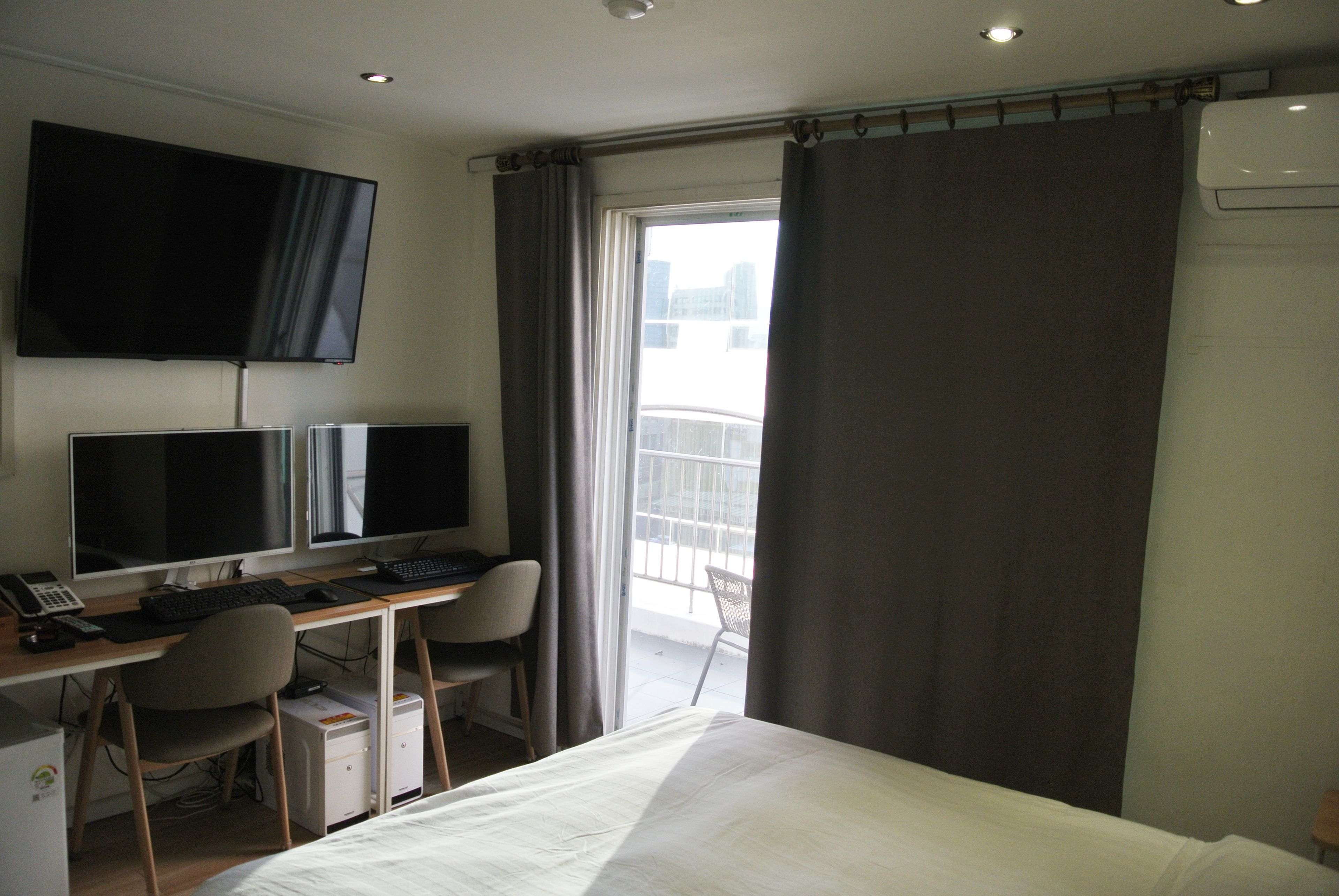 Premium bedding, desk, iron/ironing board, free WiFi