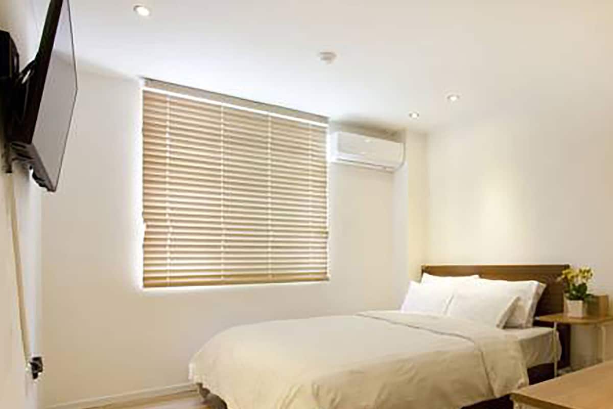 Habitación doble estándar | Ropa de cama de alta calidad y escritorio