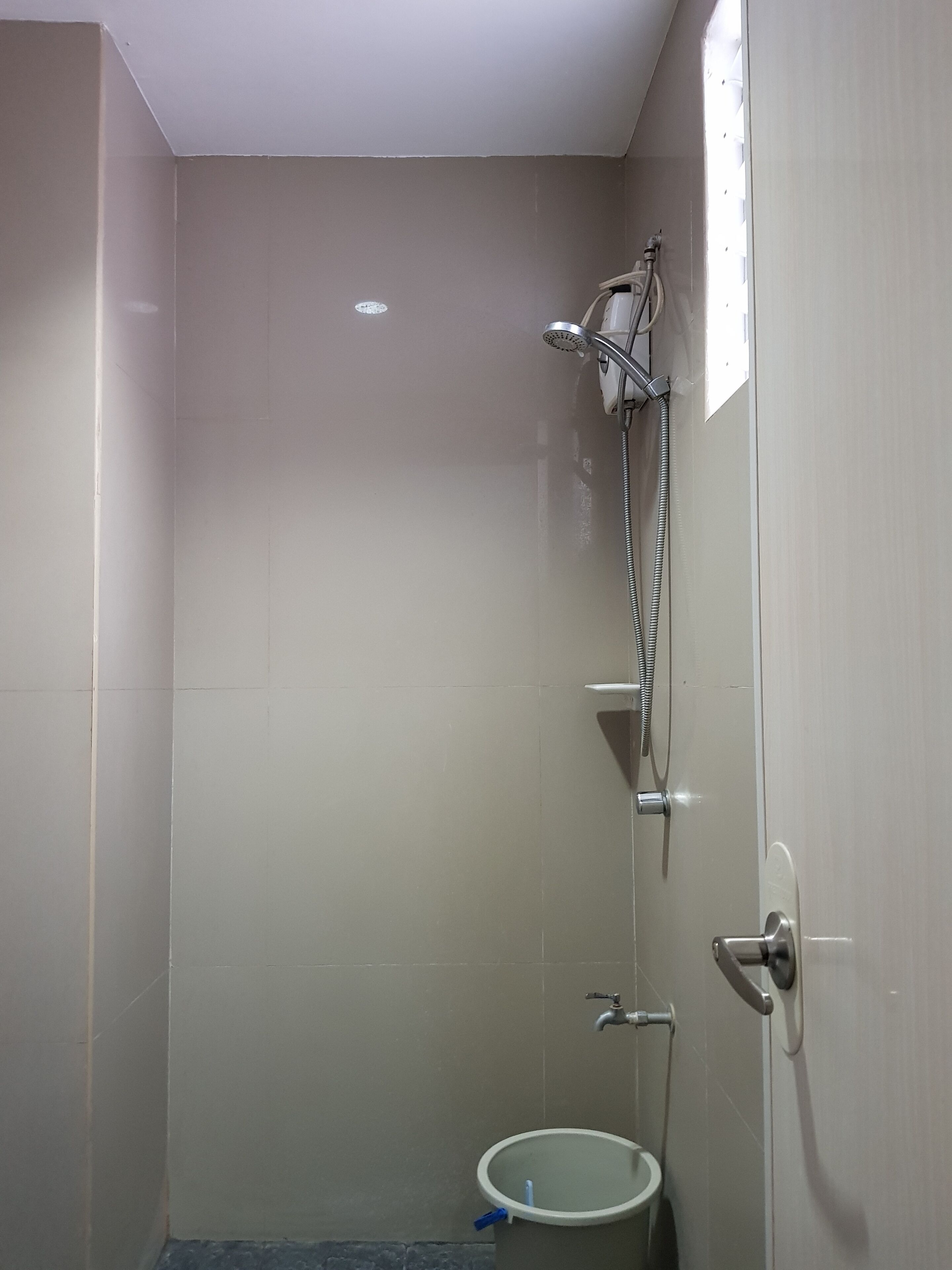 Single Room | Bathroom | Shower, rainfall showerhead, free toiletries, hair dryer