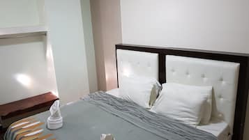 Escritorio, wifi gratis y ropa de cama