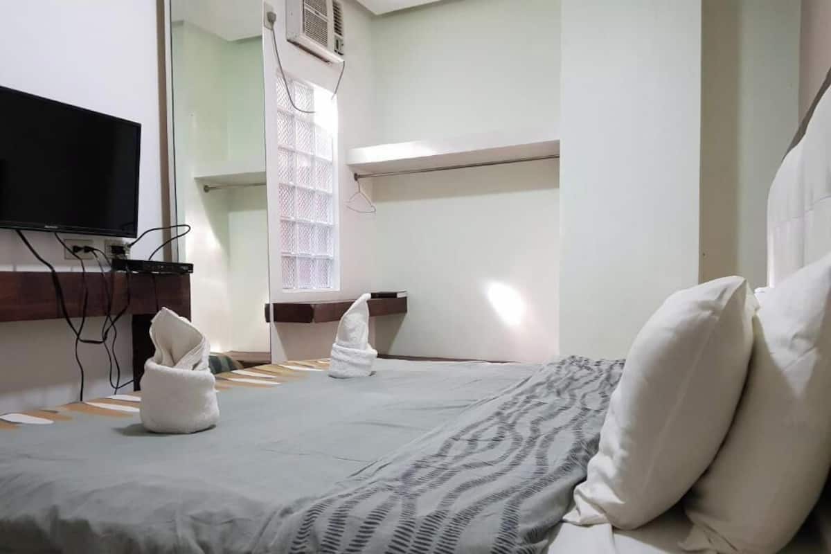 Escritorio, wifi gratis y ropa de cama