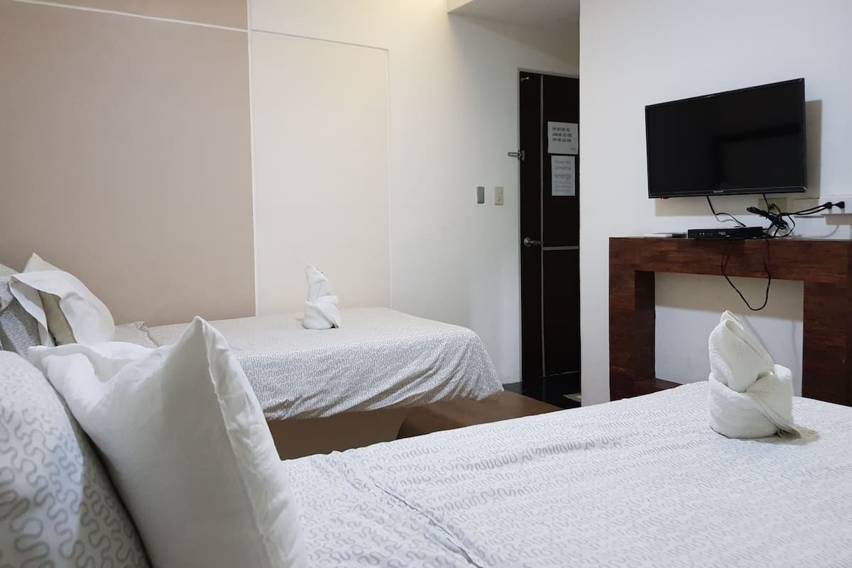 Escritorio, wifi gratis y ropa de cama