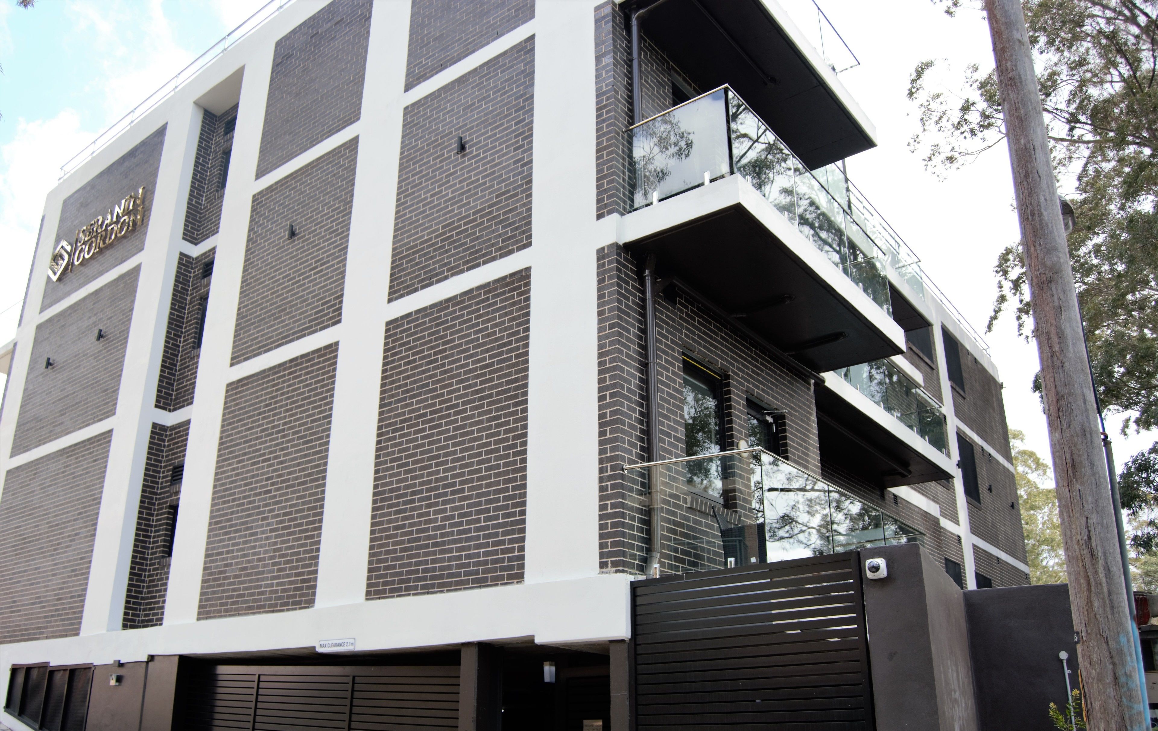 Een modern gebouw met een bakstenen gevel en grote ramen.