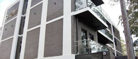 Een modern gebouw met een bakstenen gevel en grote ramen.