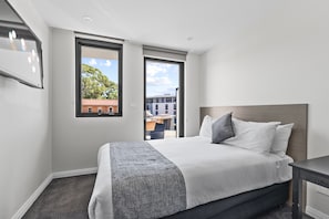 Studiosuite – deluxe | Individuelt innredet, skrivebord, skrivebord for bærbar PC og lydisolert