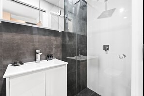 Douche, douche cascade, articles de toilette (gratuits)