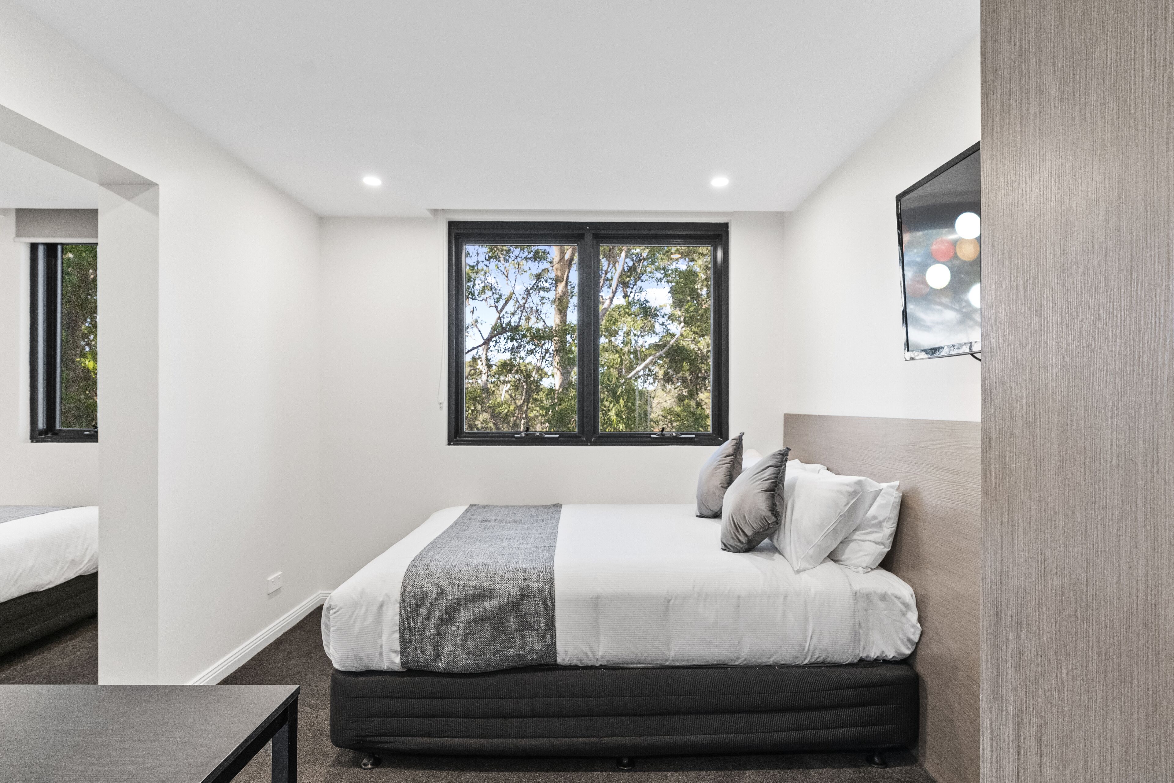 Familien-Doppelzimmer, 2 Doppelbetten | Individuell eingerichtet, Schreibtisch, laptopgeeigneter Arbeitsplatz