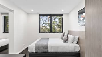 Familien-Doppelzimmer, 2 Doppelbetten | Individuell eingerichtet, Schreibtisch, laptopgeeigneter Arbeitsplatz