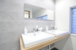 免費盥洗用品、吹風機、拖鞋、毛巾