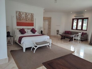 In-room safe, blackout curtains, free WiFi, bed sheets - Avillion Villa Cinta (Denpasar)