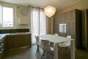 Apartment, 1 Schlafzimmer | Eigene Küche | Kühlschrank, Herdplatte, Wasserkocher, Kochgeschirr/Geschirr/Besteck