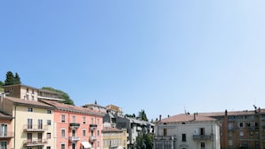 A row of multi-story buildings with balconies, under a clear blue sky. - Veronaforent Casa Myriam (Verona)