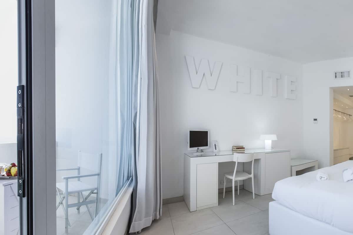 Minibar, caja de seguridad en la habitación, escritorio y wifi gratis