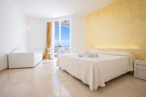 Frigobar, cofres nos quartos, escrivaninha, Wi-Fi de cortesia