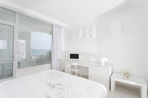 Luxe tweepersoonskamer | Een minibar, een kluis op de kamer, een bureau, gratis wifi