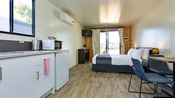 Standaard huisje, 1 queensize bed | Woonruimte | Een ledtelevisie