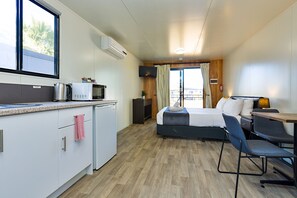 Standard Cabin, 1 Queen Bed | Living area