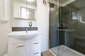 Standard Cabin, 1 Queen Bed | Bathroom | Shower, free toiletries, towels - Gardenview Lodge Motel (Wangaratta)