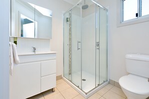 Hytte, 1 queensize-seng, tekjøkken | Bad | Dusj, toalettartikler (inkludert) og håndklær