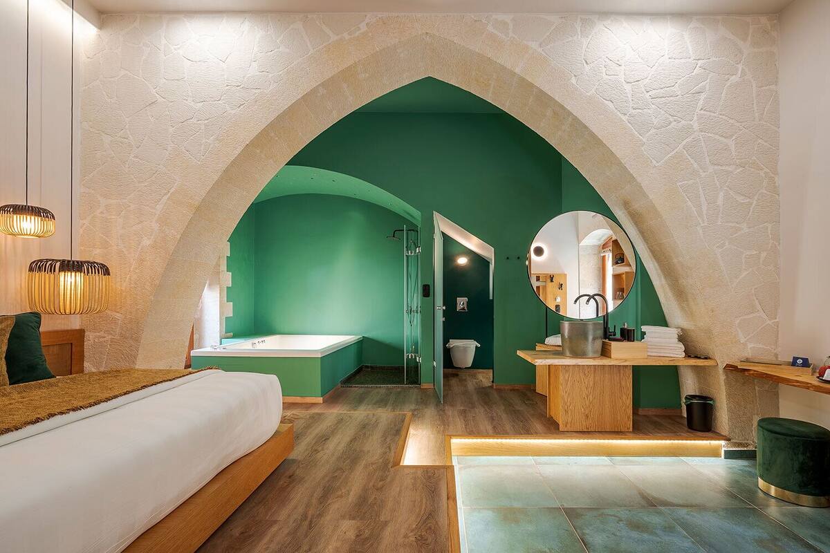 Deluxe Double Room, Ground Floor, Annex Building | 1 soverom, minibar, safe på rommet og skrivebord