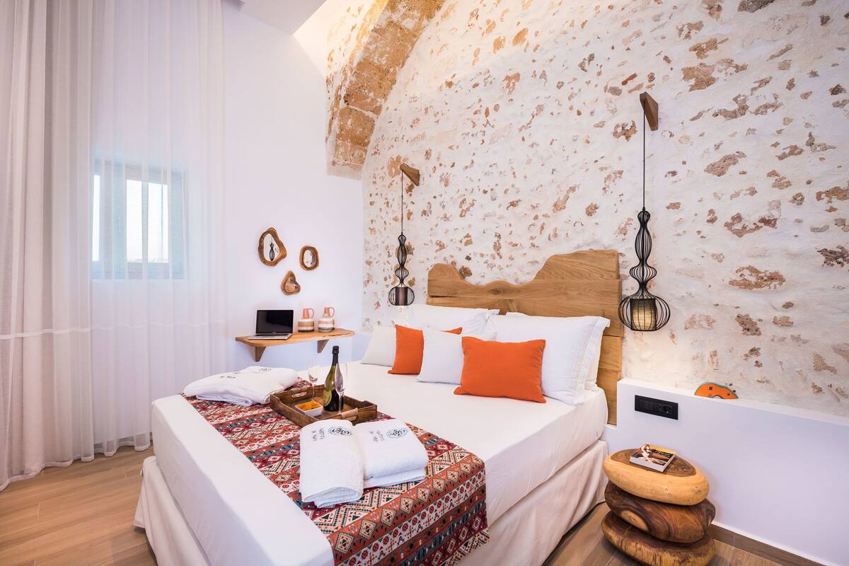 Suite, 1 Bedroom - No Balcony | 1 soverom, minibar, safe på rommet og skrivebord