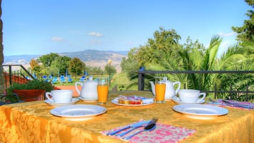 Free daily buffet breakfast