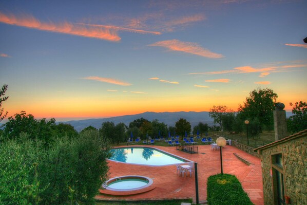 حمّام سباحة خارجي موسمي، مظلات على حمّام السباحة، مقاعد للتشمس