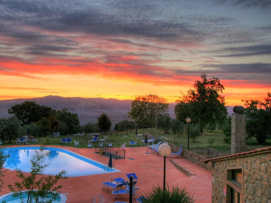Piscine extérieure (ouverte en saison), parasols de plage