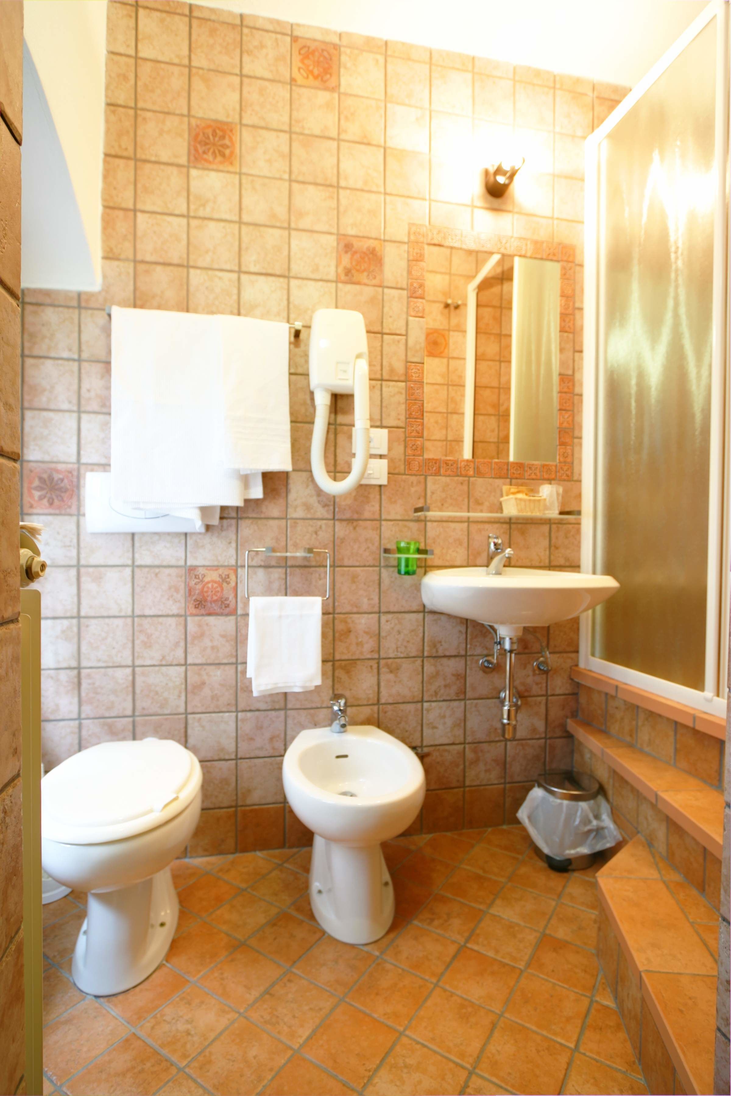 classic double room | bathroom | shower, free toiletries, hair dryer, bidet