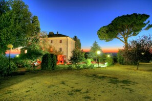 المنطقة المحيطة بالمنشأة