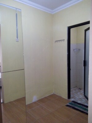 Habitación estándar ( A) | Baño | Ducha y toallas