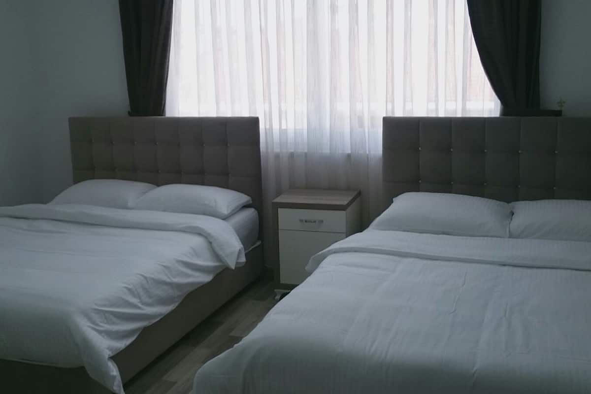 Værelse til 4 personer | Premium-sengetøj, minibar, skrivebord, lydisolering