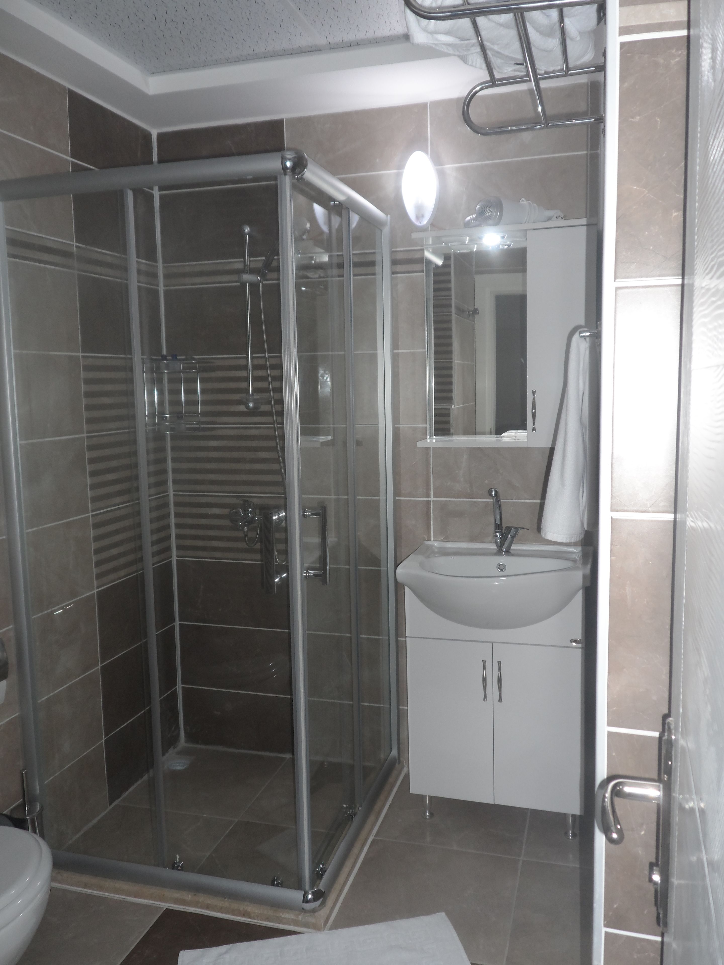 standard single room, 1 bedroom, park view | bathroom | shower, free toiletries, hair dryer, slippers