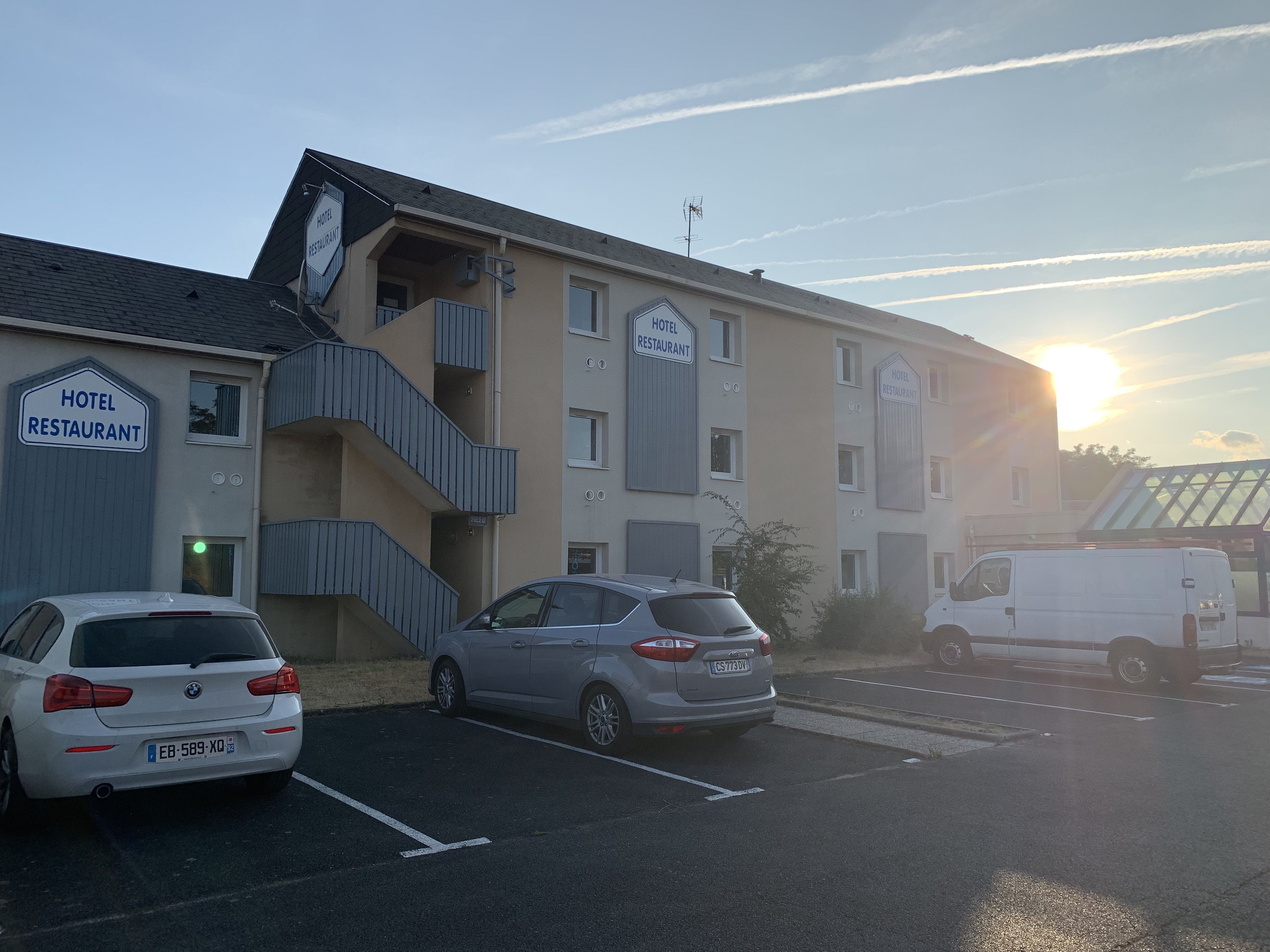 Un hôtel doté d’un restaurant, avec un parking pouvant accueillir deux voitures et un camion de livraison.