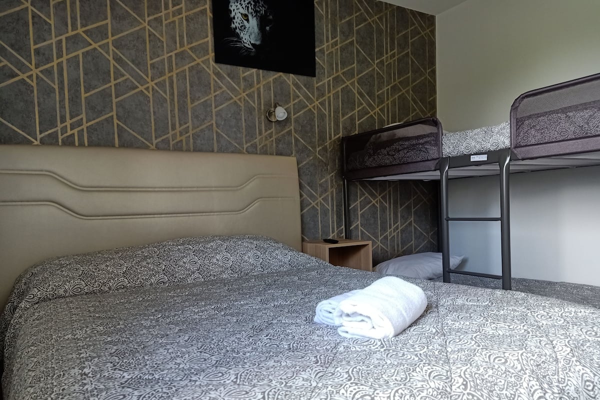 Habitación cuádruple | Insonorización, wifi gratis, ropa de cama y acceso para silla de ruedas