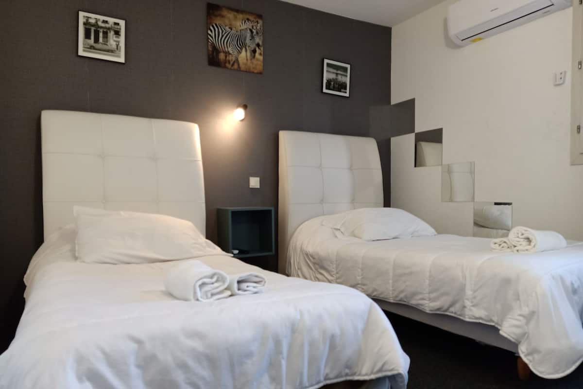 Habitación con 2 camas individuales | Insonorización, wifi gratis, ropa de cama y acceso para silla de ruedas