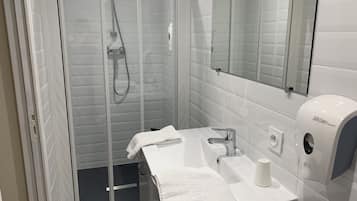 Ducha, artículos de tocador gratuitos, toallas