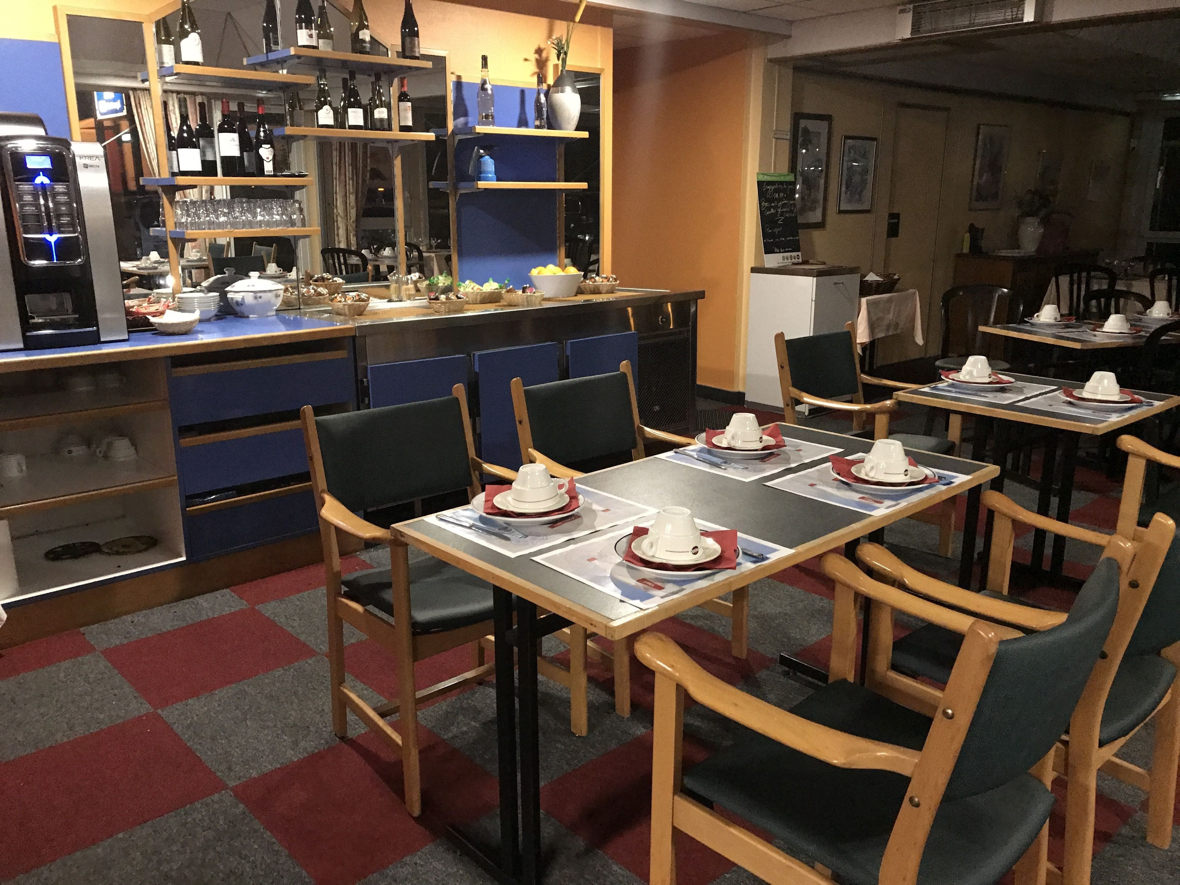 Café da manhã com buffet todos os dias (EUR 9.9 por pessoa) 
