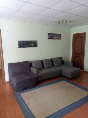 套房, 2 間臥室, 陽台 | 書桌、熨斗/熨衣板、免費無線上網