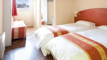 Habitación de hotel con dos camas, un banco y una ventana con vistas.