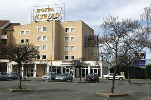 A hotel named "Motel Kyivad" with a restaurant on the ground floor. - Comfort Hotel Montlucon (Montlucon)