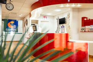 Lobby - Comfort Hotel Montlucon (Montlucon)
