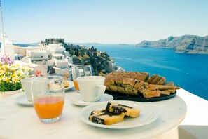 Breakfast meal - Nano Oia Villas (Santorini)